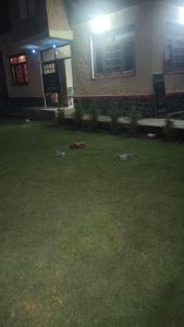un edificio con un cortile di notte con luci di THE Q2 RESIDENCY a Srinagar