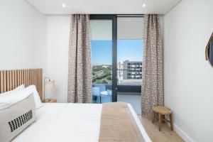 um quarto com uma cama e uma grande janela em Newlands Peak Luxury Suite em Cidade do Cabo