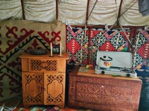 Zimmer mit einem Zelt und einem Laptop auf dem Tisch in der Unterkunft Юрта 6-канатная in Türgen