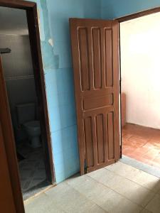 porta aperta per un bagno con servizi igienici di Casa térrea e ampla próximo a praia de Amaralina acesso a cadeirante e pets a Salvador