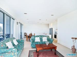 un soggiorno con un divano e un tavolo di The Block Escape - Ocean Views No 6 a Victor Harbor