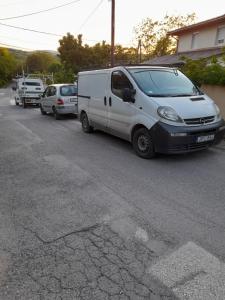 ミシュコルツにあるGábor -lak 2の駐車場に停車した白いバン