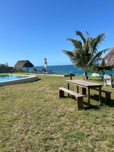 einen Picknicktisch auf dem Gras in Strandnähe in der Unterkunft Bonito Bay in Cabo Nhabacal
