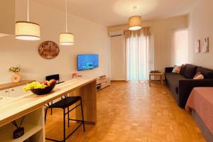 uma cozinha e sala de estar com um sofá e uma mesa em Downtown Opalio Apartments em Kavala