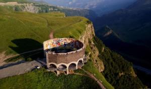een gebouw op de zijkant van een berg bij Sauna Royal Suite in Goedaoeri +9 foto's