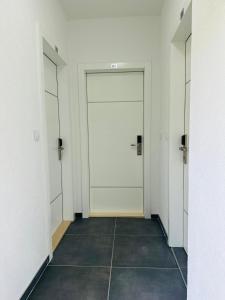 een lege hal met twee deuren en een tegelvloer bij 308 in Vrnjačka Banja