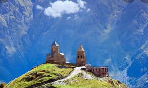 een kasteel op de top van een heuvel in de bergen bij Sauna Royal Suite in Goedaoeri