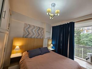Un dormitorio con una cama grande y una ventana en Recoleta Beatiful Apartment III en Buenos Aires