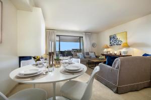 uma sala de estar com uma mesa branca e cadeiras em Tranquil 2-bed apt Alanda Flamingos em Estepona