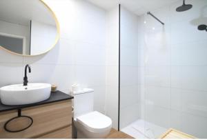W łazience znajduje się toaleta, umywalka i lustro. w obiekcie Beach apartment +3Bed +2Bath +Wifi w mieście Las Palmas de Gran Canaria