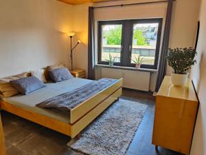 Un dormitorio con una cama grande y una ventana en 3 min walk bahnhof - Quiet Room in beautiful Apartment en Mannheim