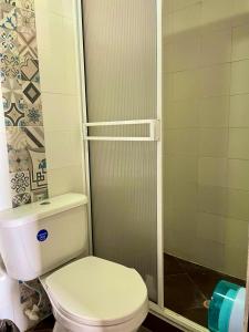 uma casa de banho com um WC e um chuveiro em Hotel Turístico El Cedral em Socorro