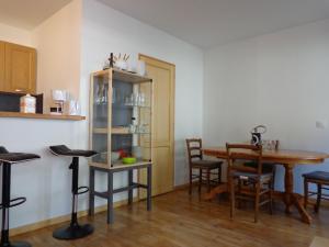 uma sala de jantar com uma mesa e uma mesa e cadeiras em Appartement n° 32 em Barèges