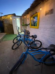 deux vélos bleus garés devant un bâtiment dans l'établissement Aloha Surf Hostel, à San José del Cabo