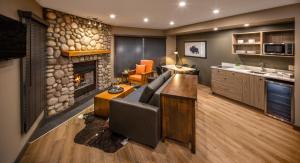 uma sala de estar com um sofá e uma lareira em Buffalo Mountain Lodge em Banff