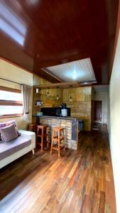 sala de estar con cama y cocina en Homestay ANEMON en Dieng
