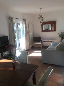 波爾托瓦爾特拉瓦利亞的住宿－Appartamento Ibisco，客厅配有沙发和桌子