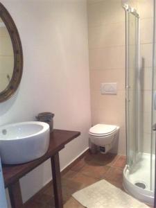 波爾托瓦爾特拉瓦利亞的住宿－Appartamento Ibisco，一间带水槽、卫生间和镜子的浴室