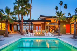 een huis met een zwembad en palmbomen bij Historic Desert Star in Palm Springs