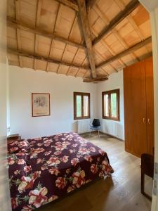 ein Schlafzimmer mit einem großen Bett in einem Zimmer in der Unterkunft Holiday Home Giaron in Rosolina