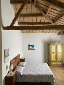 1 dormitorio con cama y techo de madera en Holiday Home Giaron, en Rosolina