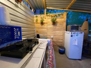 eine Küche mit einem Herd und einem Kühlschrank in der Unterkunft Aloha Surf Hostel in San José del Cabo