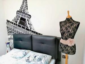 Enfield LockにあるThe Small Arms Factoryのベッドルーム1室(ベッド1台付)とエッフェル塔の像 +24枚の写真