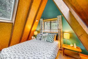een slaapkamer met een groot bed in een kamer bij Cle Elum A-Frame - Direct Yakima River Access! in Cle Elum