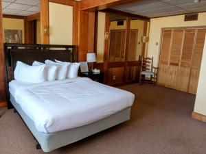 Postel nebo postele na pokoji v ubytování Hotel Wolfe Island