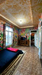 una camera con letto e parete colorata di Homestay ANEMON a Diyeng