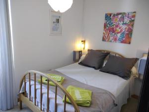 Dormitorio pequeño con cama y cuna en Maison Lisa Maria, en Ponte Leccia