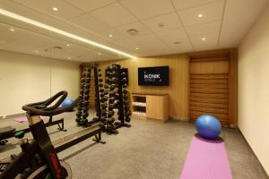 um ginásio com equipamento de exercício numa sala em Ikonik Miraflores em Lima
