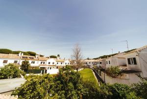 een rij witte huizen in een woonwijk bij Andalusian beach haven villa in El Puerto de Santa María