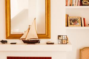 een houten boot op een schoorsteenmantel voor een spiegel bij Andalusian beach haven villa in El Puerto de Santa María +20 foto's