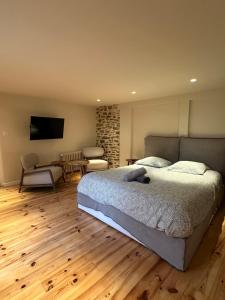 una camera da letto con un letto e un soggiorno con un tavolo di Ar Barzh Kadiou II a Quimper