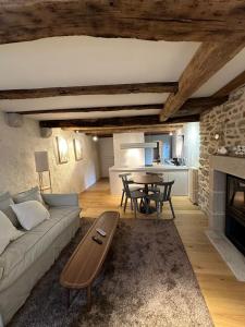 un soggiorno con un divano e un tavolo di Ar Barzh Kadiou II a Quimper Altre 3 foto