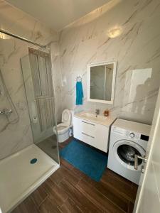 ein Badezimmer mit einer Waschmaschine und einer Waschmaschine in der Unterkunft Victoria Modern Apartment in Victoria