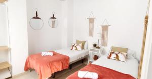 2 camas en una habitación con paredes blancas en Beach apartment +3Bed +2Bath +Wifi, en Las Palmas de Gran Canaria