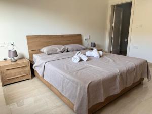 um quarto com uma cama grande e toalhas em Victoria Modern Apartment em Victoria