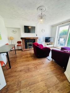 Ein Sitzbereich in der Unterkunft 2 Bedroom House close to UoB QE Selly Oak - Parking - Garden - Wifi- Netflix