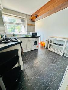 Küche/Küchenzeile in der Unterkunft 2 Bedroom House close to UoB QE Selly Oak - Parking - Garden - Wifi- Netflix