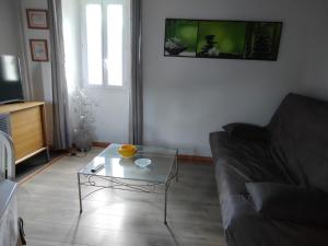 sala de estar con sofá y mesa de centro en Maison Lisa Maria, en Ponte Leccia
