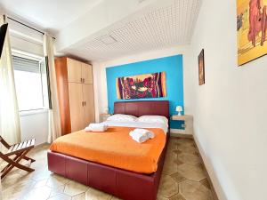 1 dormitorio con 1 cama grande en una habitación en Appartamento Elena, en Cefalú