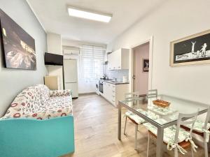 a living room with a table and a dining room at Appartamento Elena in Cefalù