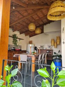 cocina y comedor con mesa y sillas en Casa Bonita - Aconchegante para se divertir e descansar, en Pirenópolis