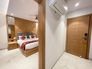 1 dormitorio con 1 cama con almohadas rosas en HOTEL SARC ! VARANASI - Forɘigner's Choice ! fully Air-Conditioned hotel with Lift & Parking availability, near Kashi Vishwanath Temple, and Ganga ghat 2 en Varanasi