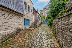 un vicolo in un centro storico con edifici in pietra di Ar Barzh Kadiou II a Quimper