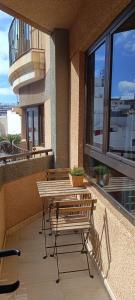 patio ze stołem i krzesłami na balkonie w obiekcie Beach apartment +3Bed +2Bath +Wifi w mieście Las Palmas de Gran Canaria