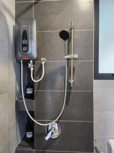 baño con ducha y teléfono en la pared en Penang Georgetown 3BRCPGF The Martian #TvBox, en Jelutong