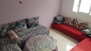 ein Wohnzimmer mit 2 Sofas und einem Sofa in der Unterkunft Mouad house in Martil